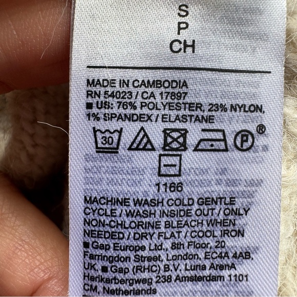 Old Navy Sleeveless Cropped Cozy Plush-Yarn
Cable-Knit Turtleneck Sweater Small - Picture 8 of 9